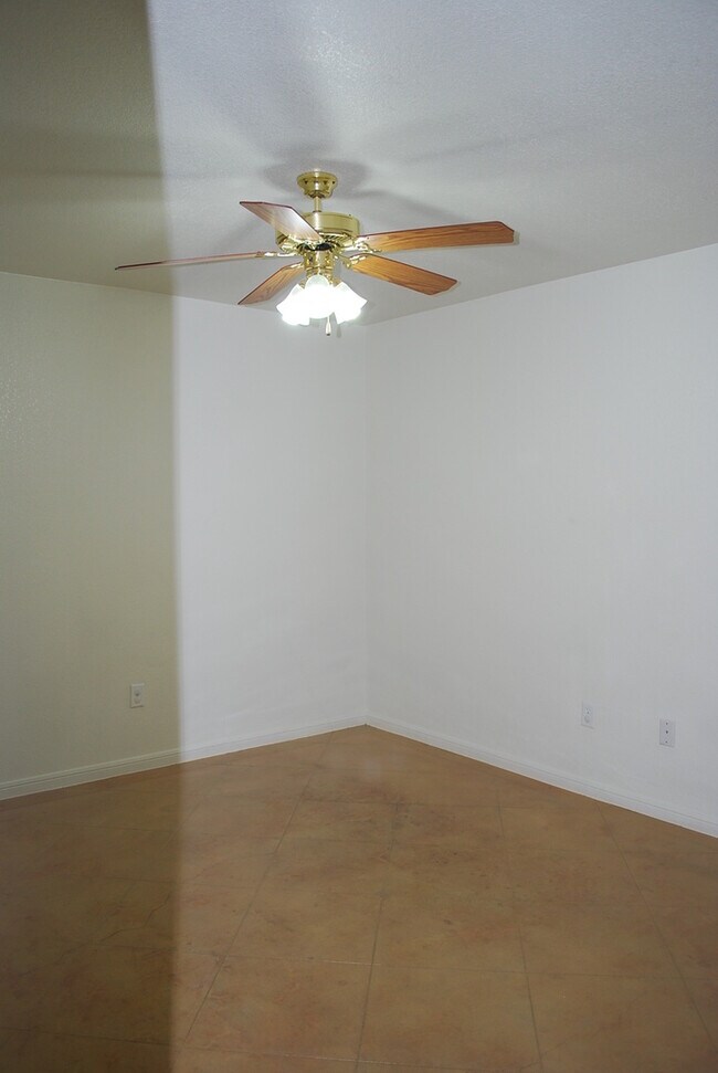 Building Photo - 915 Maplewood Dr