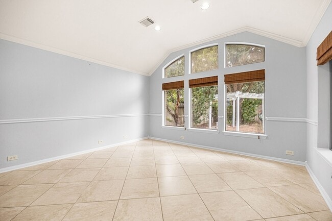 Building Photo - 802 Floriencia St
