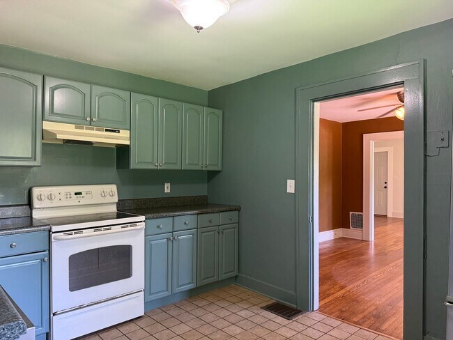 Building Photo - Fantastic 3 Bedroom Bungalow