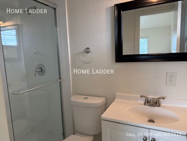 Building Photo - 842 N Las Palmas Dr