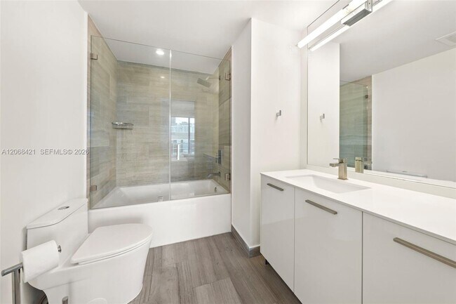 Building Photo - 1300 Brickell Bay Dr