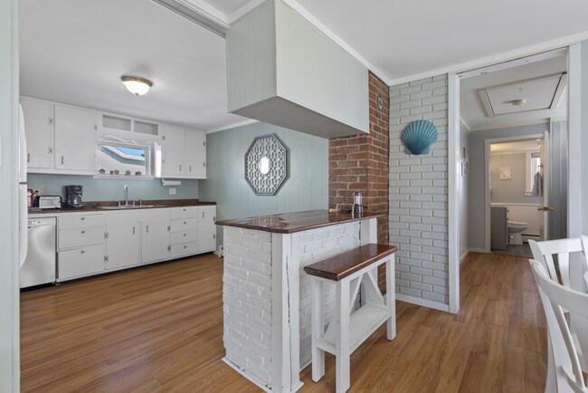 Building Photo - WINTER RENTAL Fully Furnished 2 Bedroom Co...