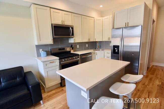 Building Photo - Beautiful bi-level 2 bed, 2 bathroom unit ...