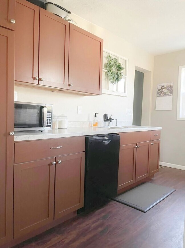 Building Photo - Charming & Cozy 3BR Home with Modern Touches in Quiet Des Moines Neighborhood