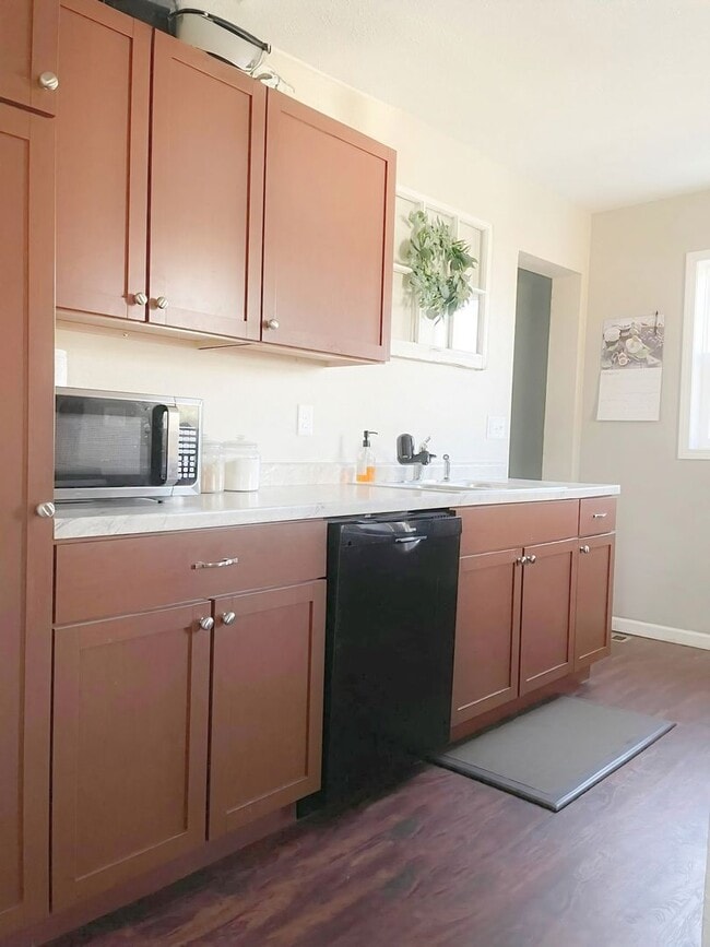 Building Photo - Charming & Cozy 3BR Retreat with Modern Touches in Quiet Des Moines Neighborhood