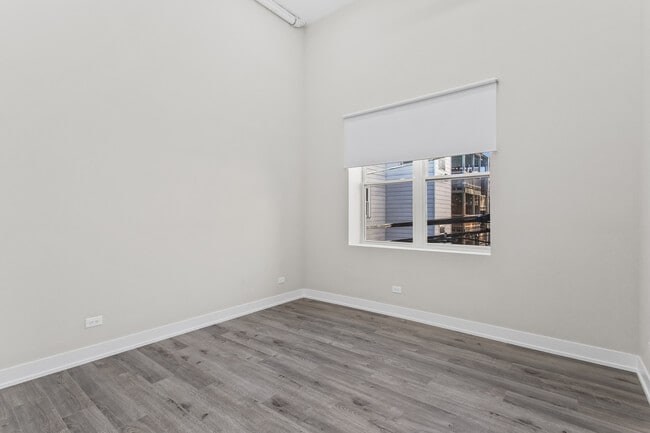 Building Photo - 3214 W Lawrence Ave