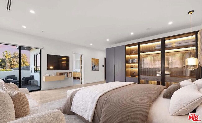 Building Photo - 748 N Detroit St