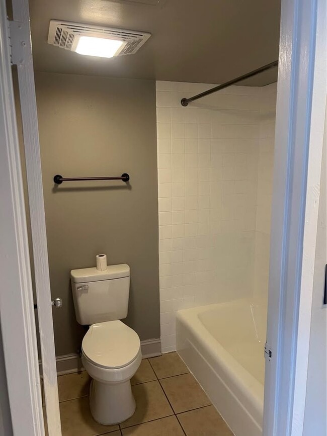 Building Photo - 410 W 7th St