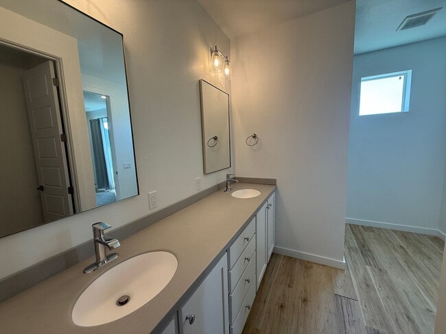 Building Photo - Pet Friendly 3 Bed 2.5 Bath Single Family ...