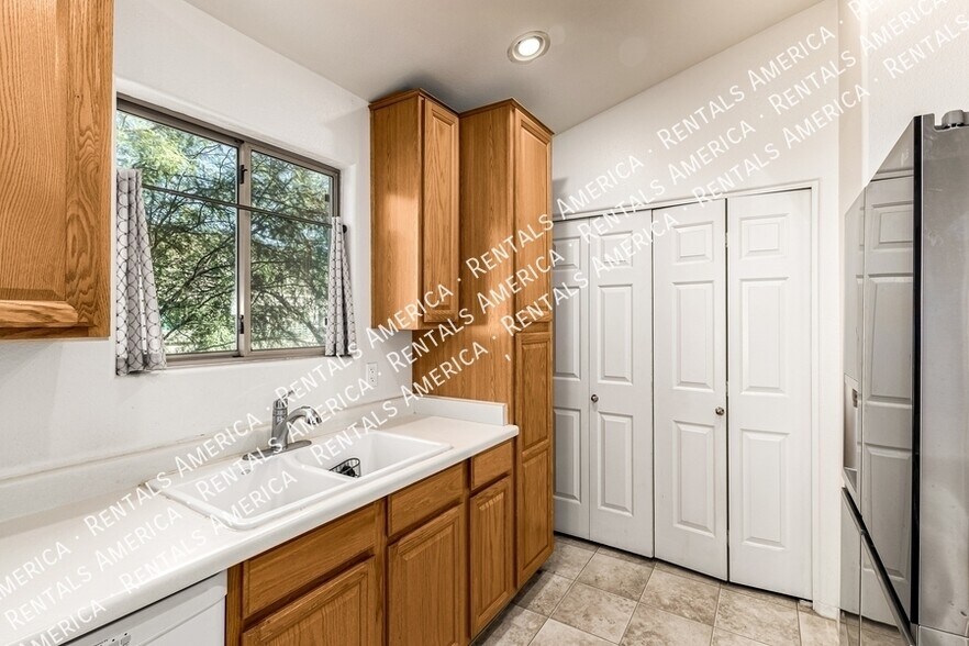 Building Photo - 7550 E Earll Dr