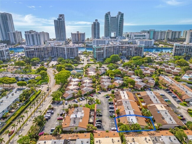 Building Photo - 2627 Parkview Dr S