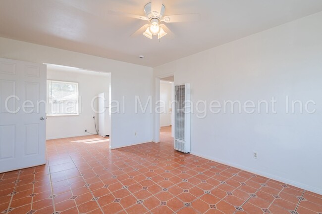 Building Photo - 2 Bedroom/1 Bath Home - $1250 per month!