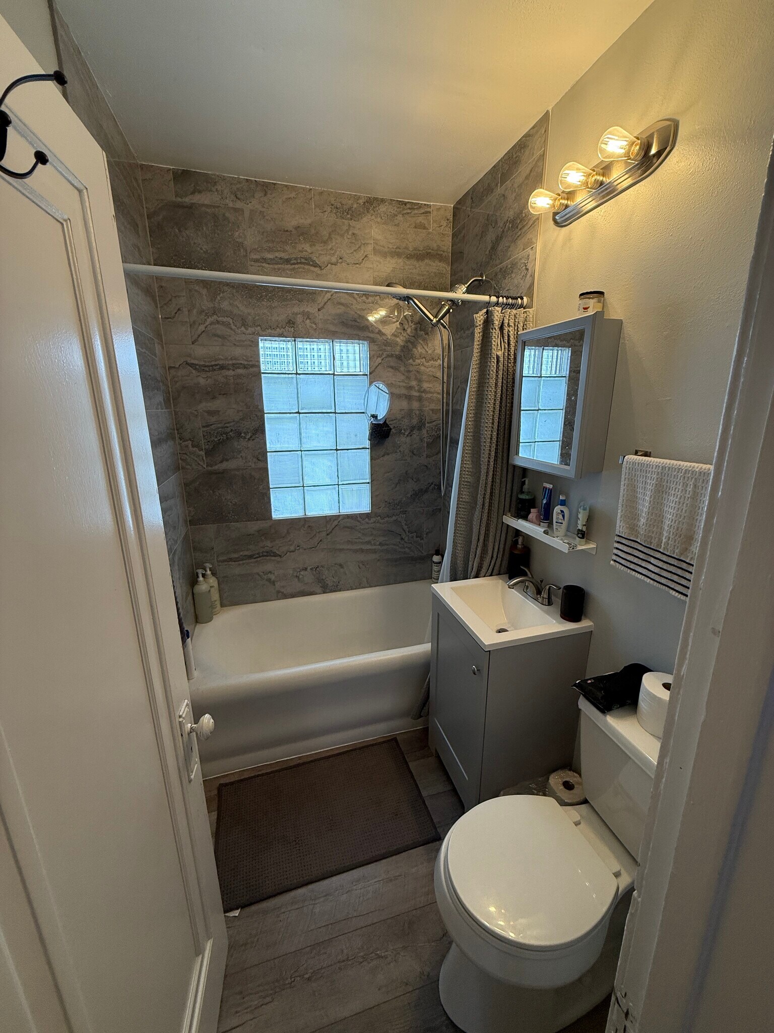 Full Bath - 3029 S Hanson Ave