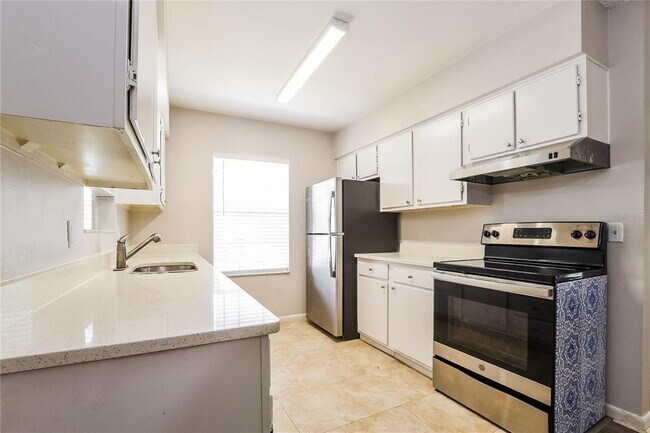 Building Photo - 705 Woodlawn Dr