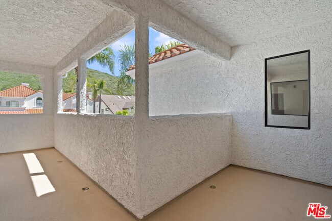 Building Photo - 6143 Lake Lindero Dr