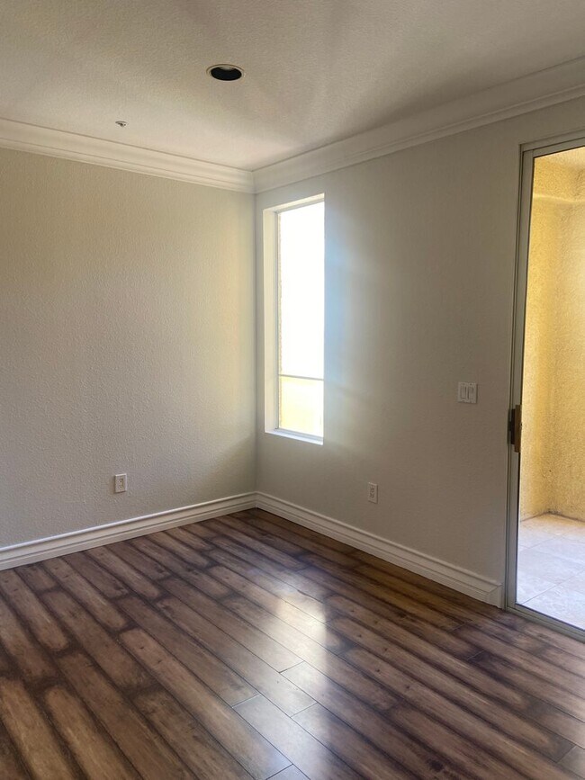 Building Photo - Gorgeous unfurnished 1 bedroom at the fabu...