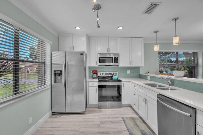 Building Photo - 1737 Palmland Dr