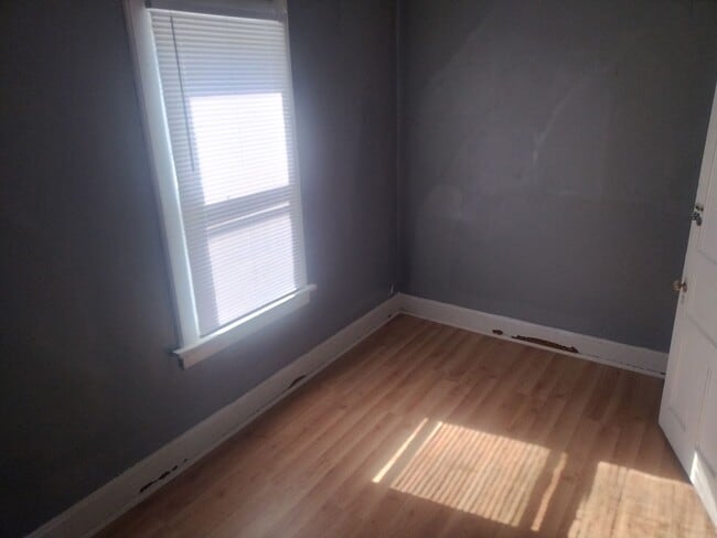 Building Photo - 2 Bedroom Upper