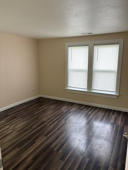 Building Photo - 1381 W Gooch Rd