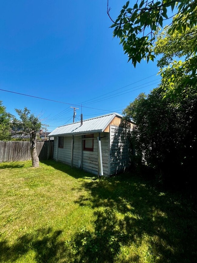 Building Photo - Amazing Downtown Location - 3 BR Home just...
