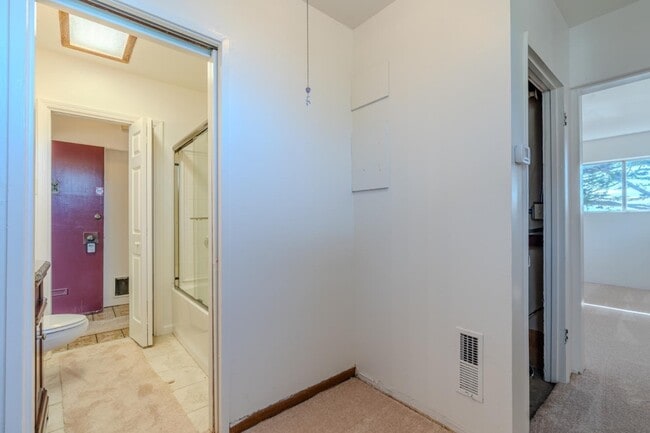 Building Photo - 990 Mirador Terrace