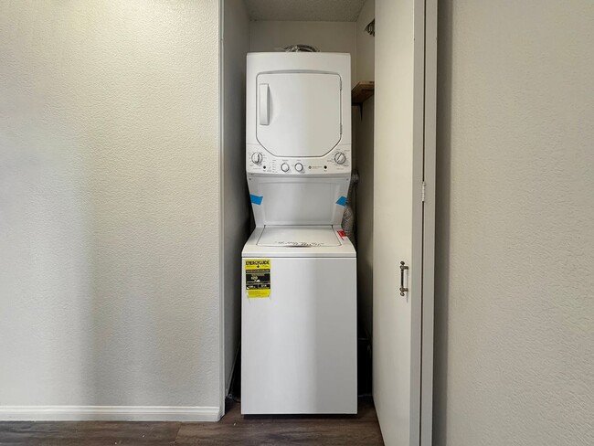 Building Photo - Dual Master 2B/2BA w/ Washer/Dryer, Reserv...