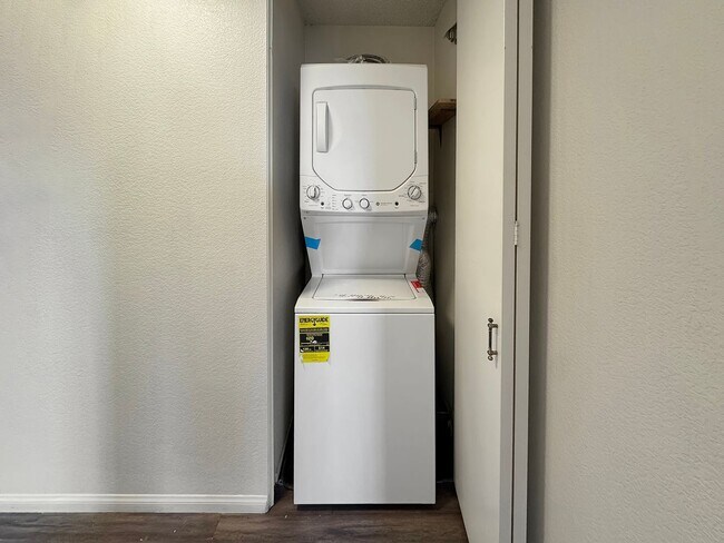 Building Photo - Stylish 2BD/2BA Condo in Mira Mesa's Summit Ridge Community with Private Patio & Pool Access