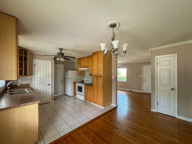 Building Photo - Charming 3 Bed 2 Bath Fayetteville Home with Fenced Yard