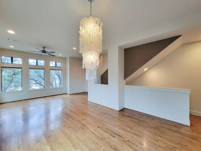 Building Photo - Stunning Corner Unit with Breathtaking Views!
