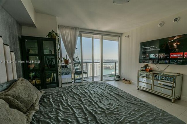 Building Photo - 495 Brickell Ave