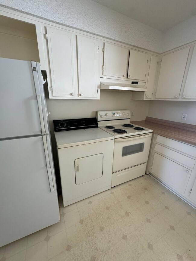 Building Photo - 2BR/2.5BA condo in Champion Court near Cen...