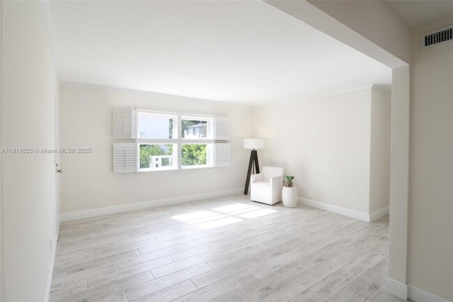 Building Photo - 7640 SW 54th Ct