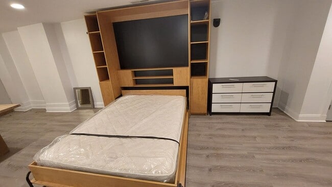 Building Photo - 47 Clifford St