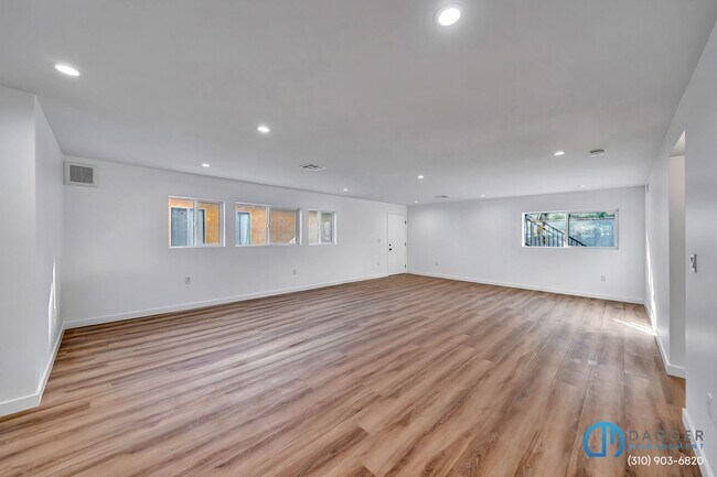 Building Photo - 11845 Hamlin St