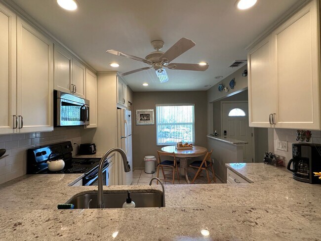 Building Photo - ANNUAL RENTAL - FURNISHED 2 BED / 2 BATH CONDO IN EDGEWOOD