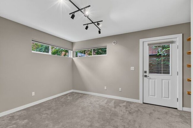 Building Photo - Trendy West Seattle Townhome w/Air Conditioning and Rooftop Deck