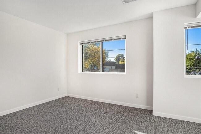 Building Photo - 153 Seward Ave NW