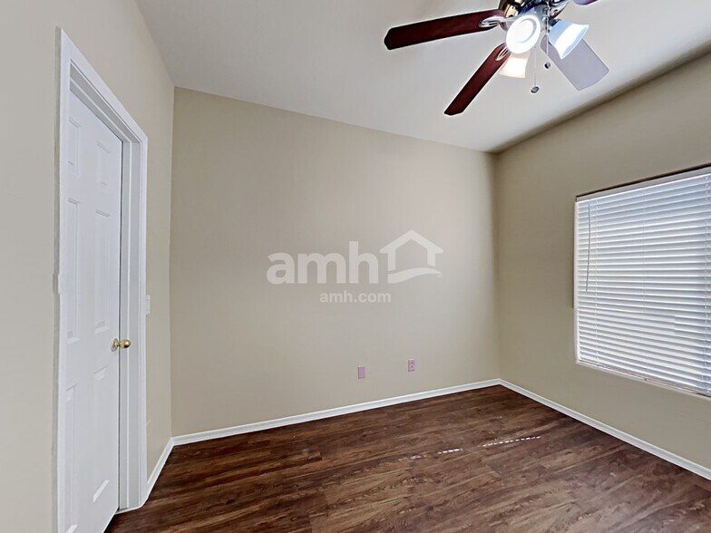 Building Photo - 5526 W Pecan Rd