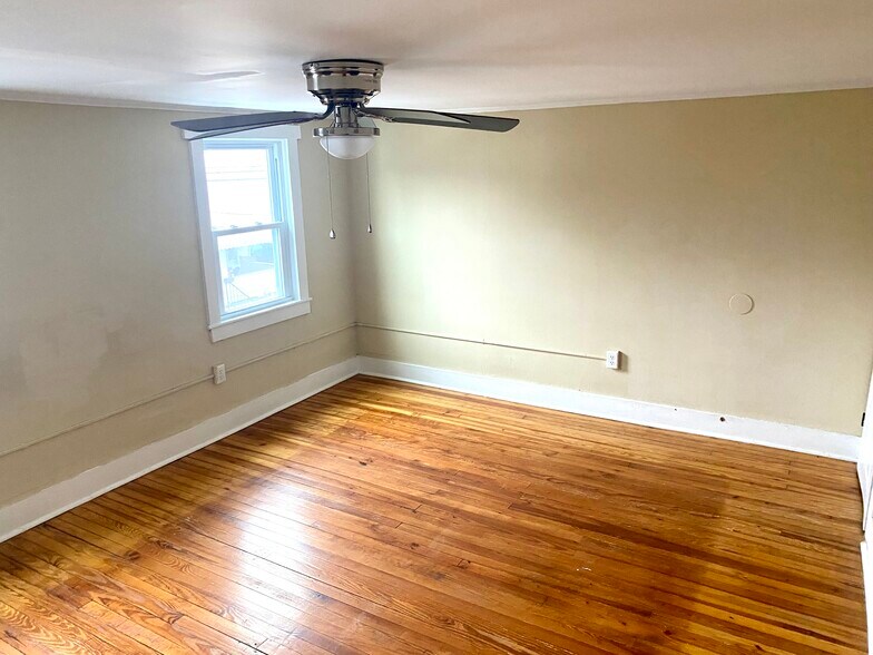 Building Photo - 19 Center St