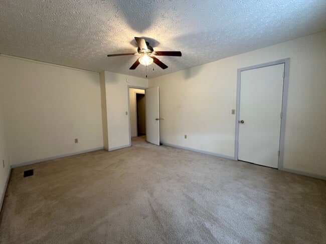 Building Photo - 2 Bedroom / 1.5 Bath Townhouse, Kingsport TN