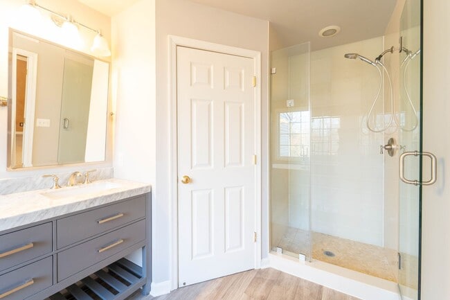 Building Photo - Updated Faircrest 4 BD 3.5 BA Townhome