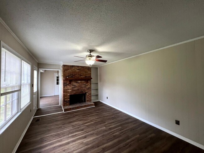 Building Photo - 109 Deerfield Dr