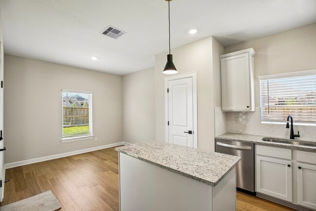 Building Photo - 3085 Sorrento Hl Dr