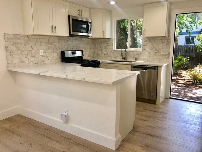 Building Photo - 3BD Townhome in Windsor | Private Yard + Garage | Walk to Shops + Wine Country