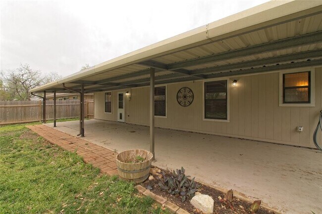 Building Photo - 1102 Fowzer St