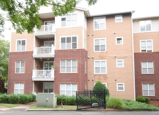 Building Photo - 1000 E Woodlawn Rd