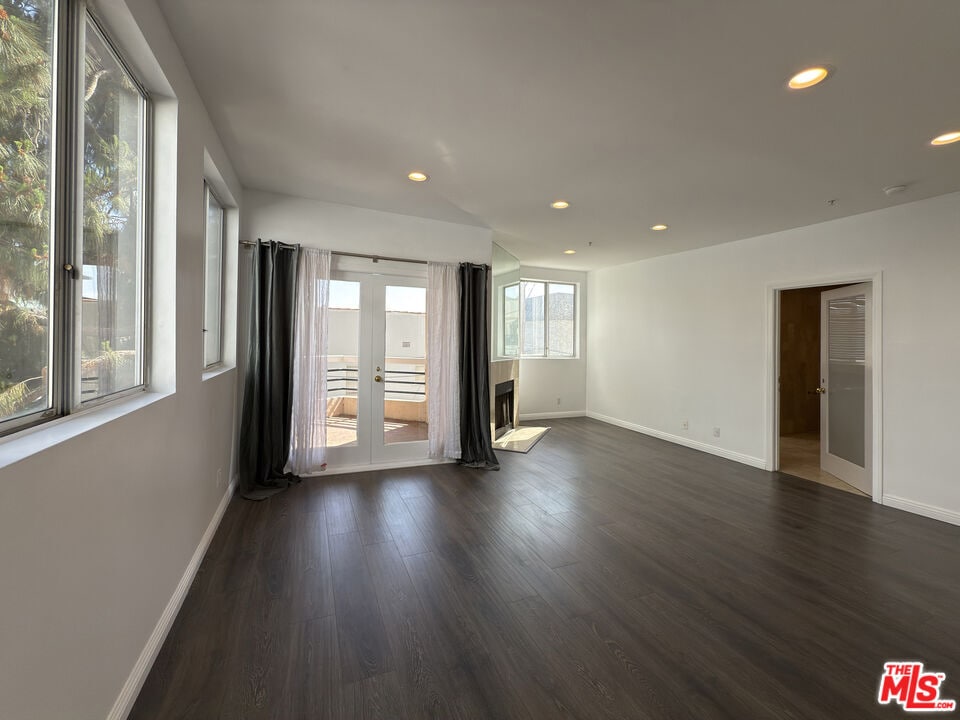 #102 living room - 120 S Crescent Dr