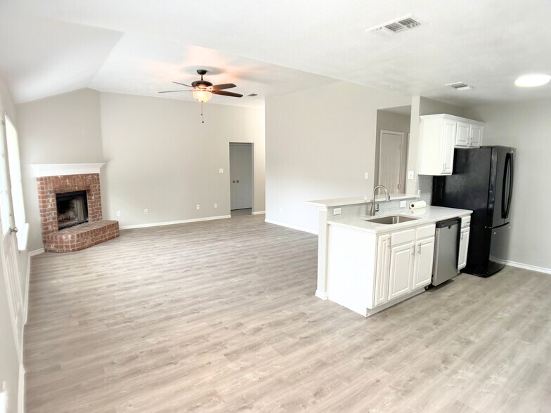 Building Photo - 3913 Periwinkle Dr