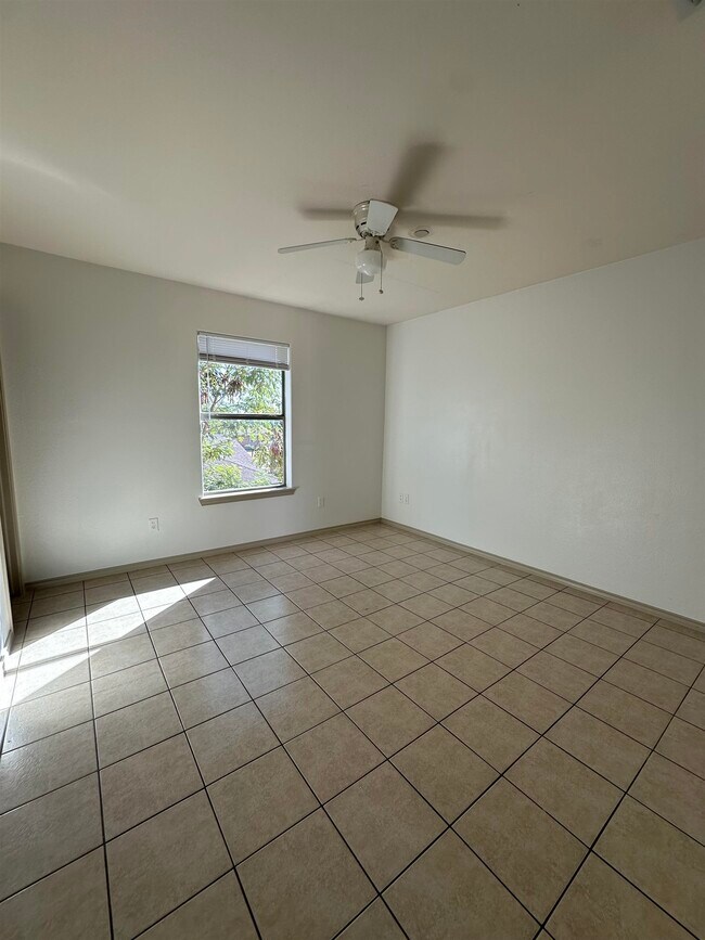 Building Photo - 1610 E Plum St