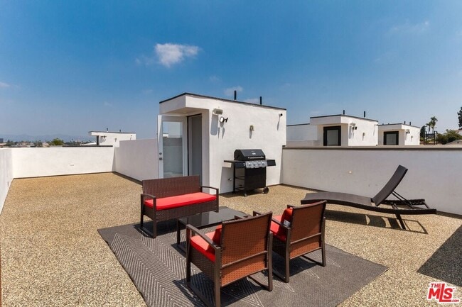 Building Photo - 4830 1/2 Pickford St